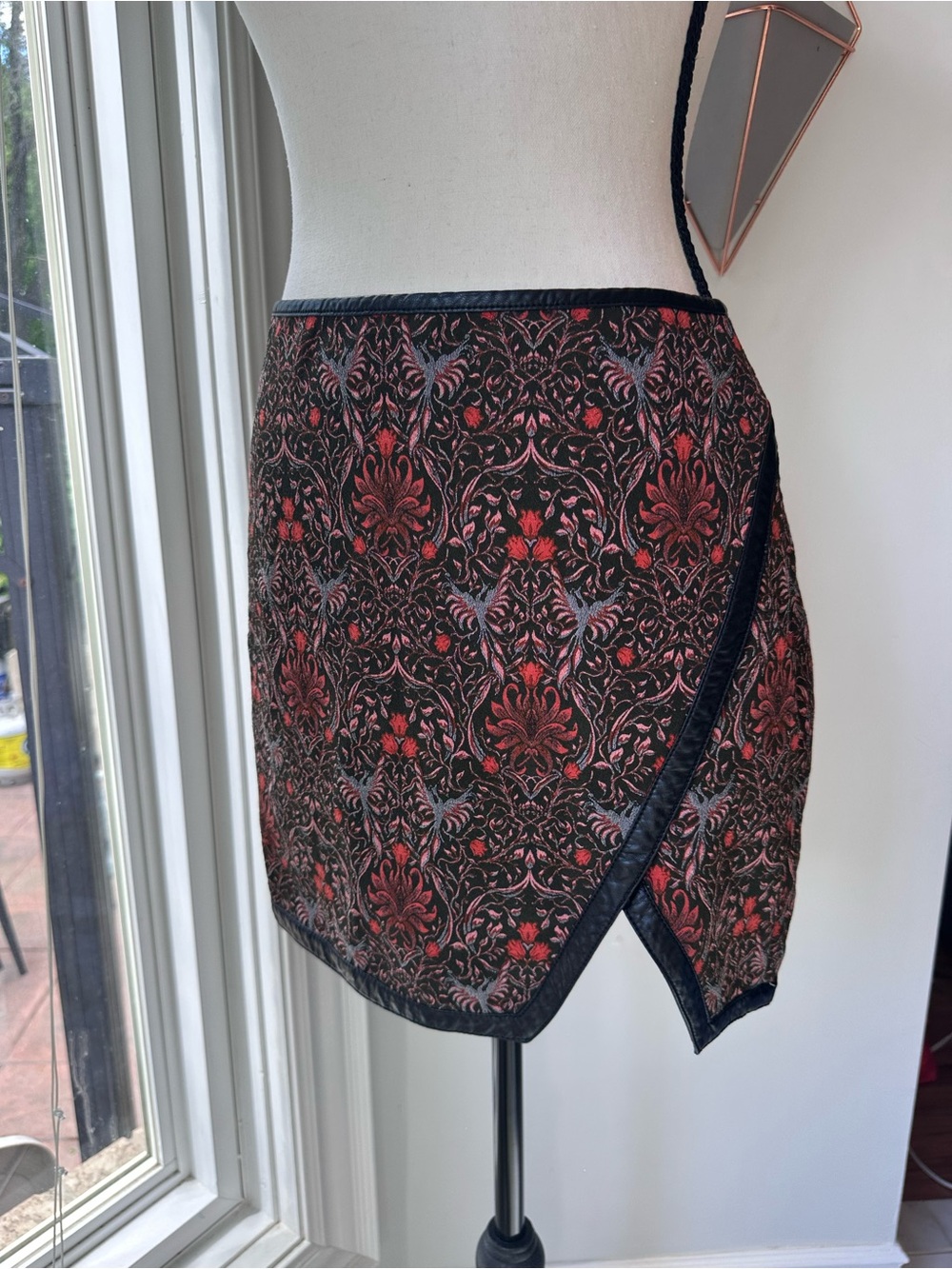 VINTAGE Y2K EXPRESS Black and Red Jacquard Tapestry Faux-Wrap Skirt Size 8